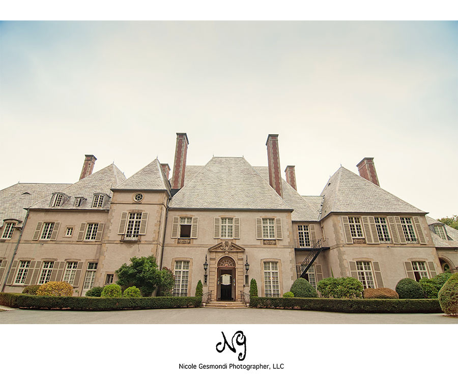 Photo of the front exterior of Glen Manor House Portsmouth RI